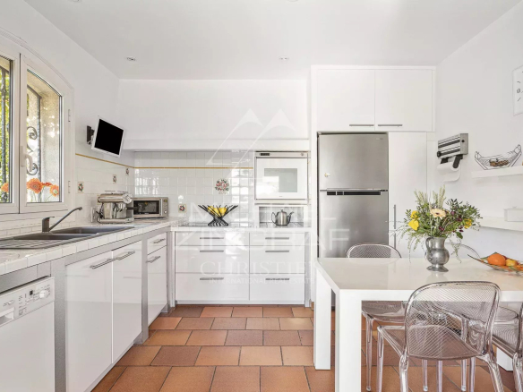 Cuisine moderne et lumineuse d'une villa provençale à Plascassier, avec équipements récents et table à manger.