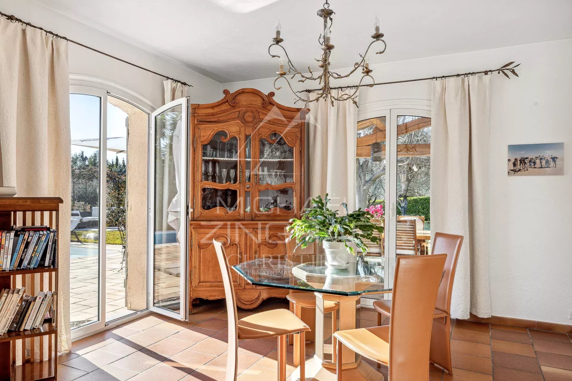 Intérieur d’une villa provençale Intérieur d'une villa provençale avec salle à manger lumineuse et bibliothèque.