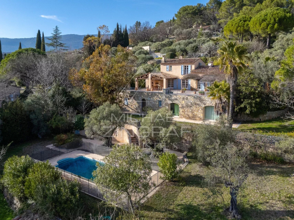 Villa en pierre avec piscine et jardin, vue panoramique sur la nature à Fayence.