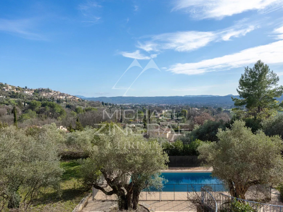 Vue panoramique sur le village de Fayence depuis une villa avec piscine et oliviers.