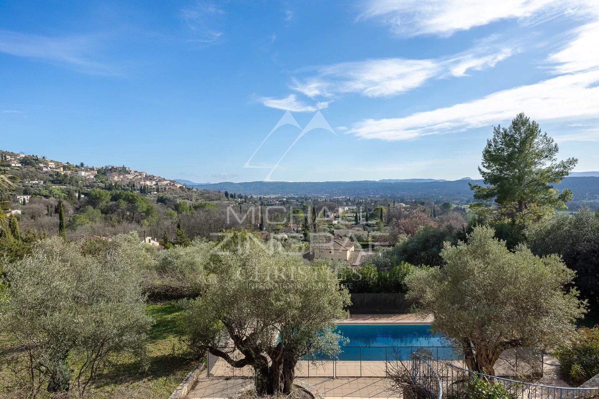 Villa avec vue panoramique à Fayence Vue panoramique sur le village de Fayence depuis une villa avec piscine et oliviers.