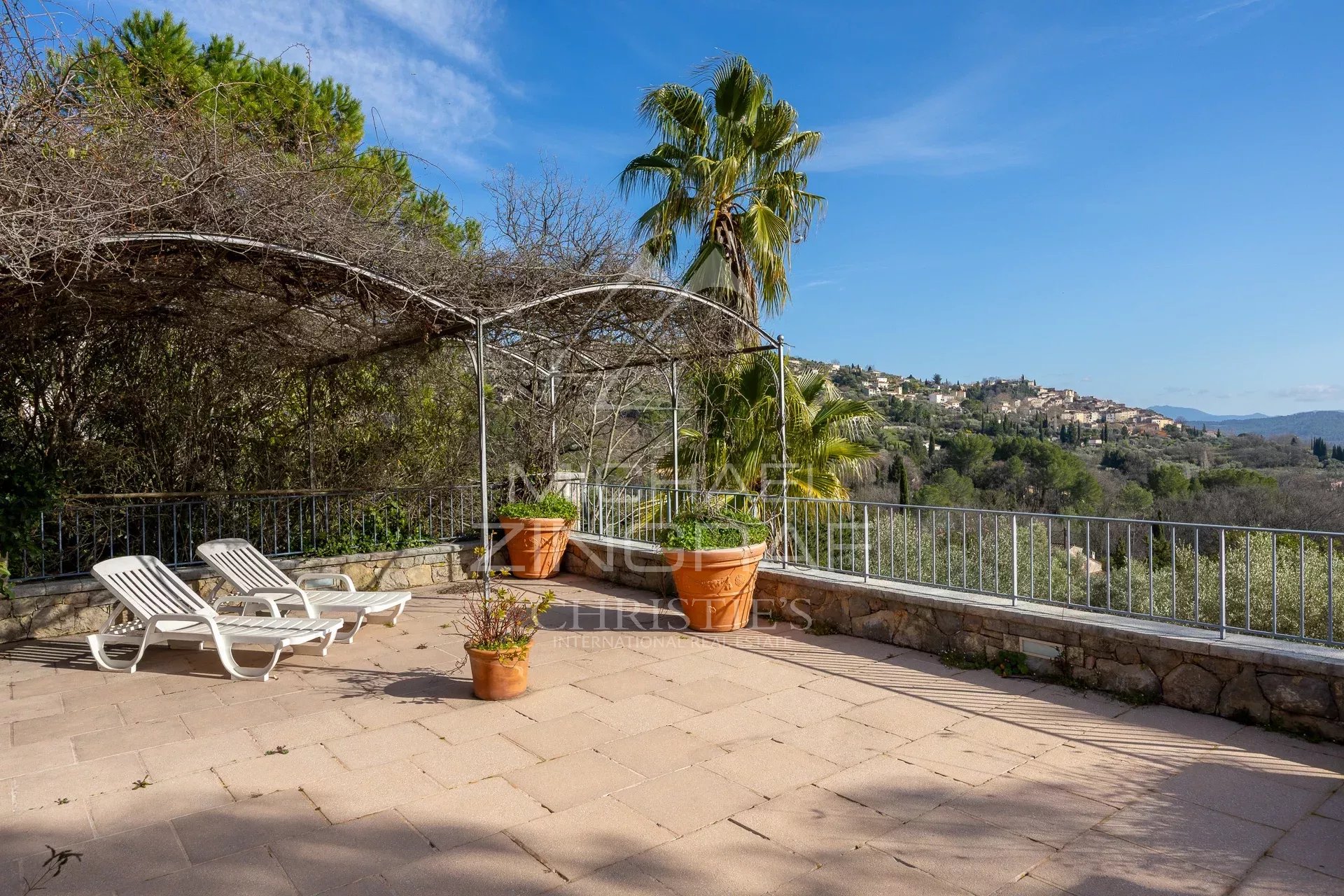 Terrasse avec vue à Fayence Terrasse ensoleillée avec chaises longues et vue sur le village de Fayence.