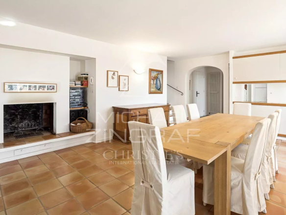 Intérieur d'une villa à Fayence avec salle à manger et cheminée, décorée de manière élégante.