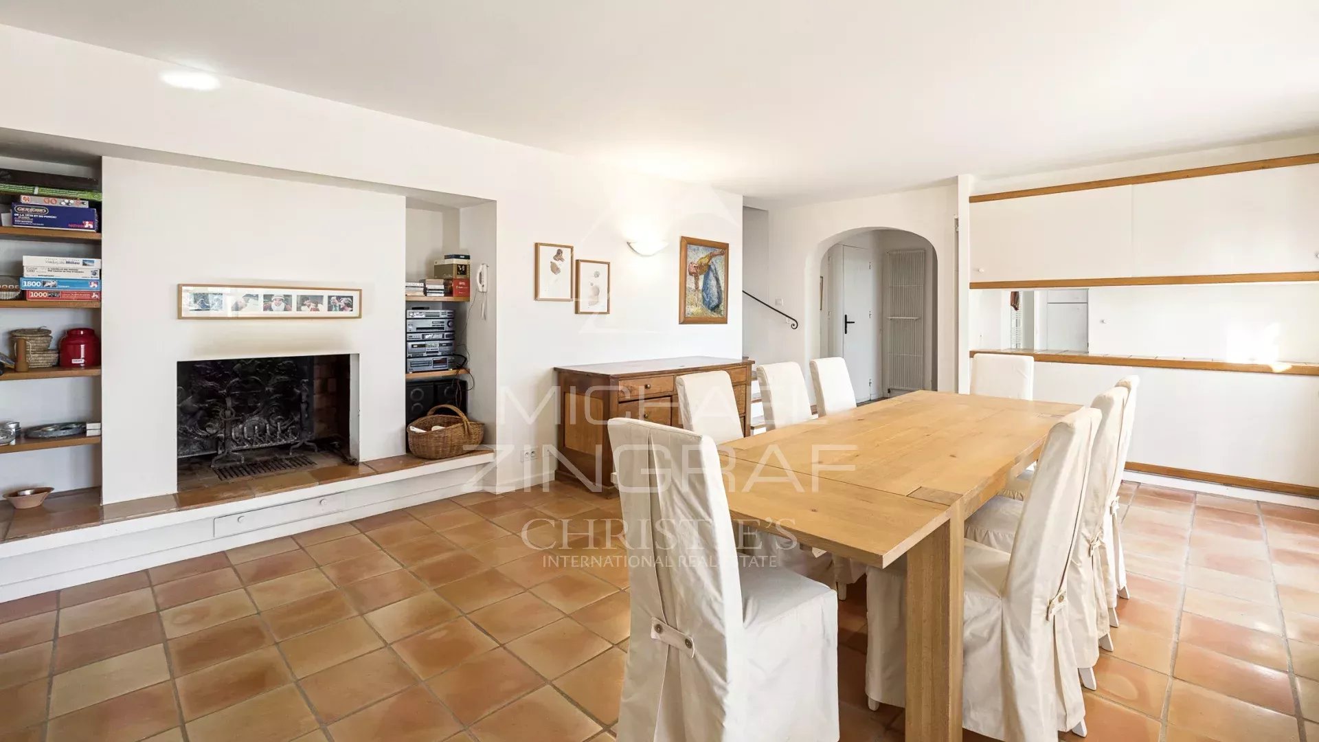 Intérieur de la villa à Fayence Intérieur d'une villa à Fayence avec salle à manger et cheminée, décorée de manière élégante.