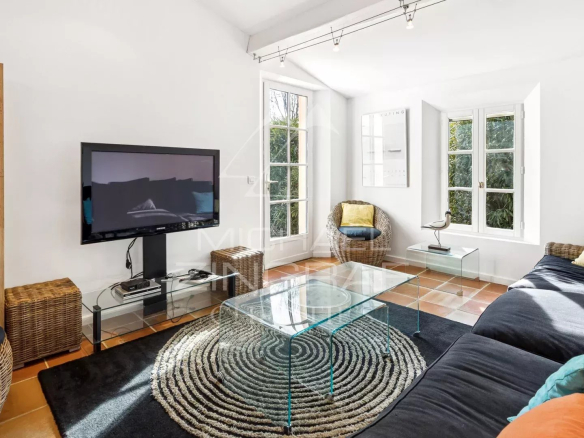 Intérieur d'une villa avec un salon lumineux, télévision et canapé, à Fayence.