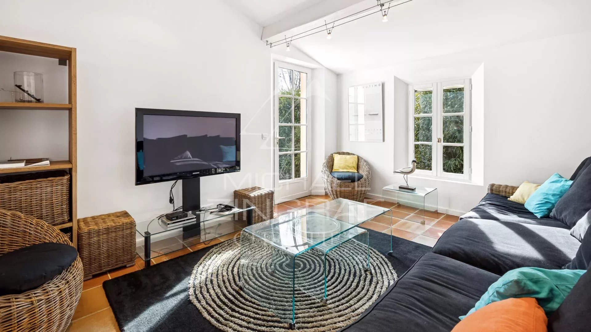 Salon lumineux d’une villa à Fayence Intérieur d'une villa avec un salon lumineux, télévision et canapé, à Fayence.