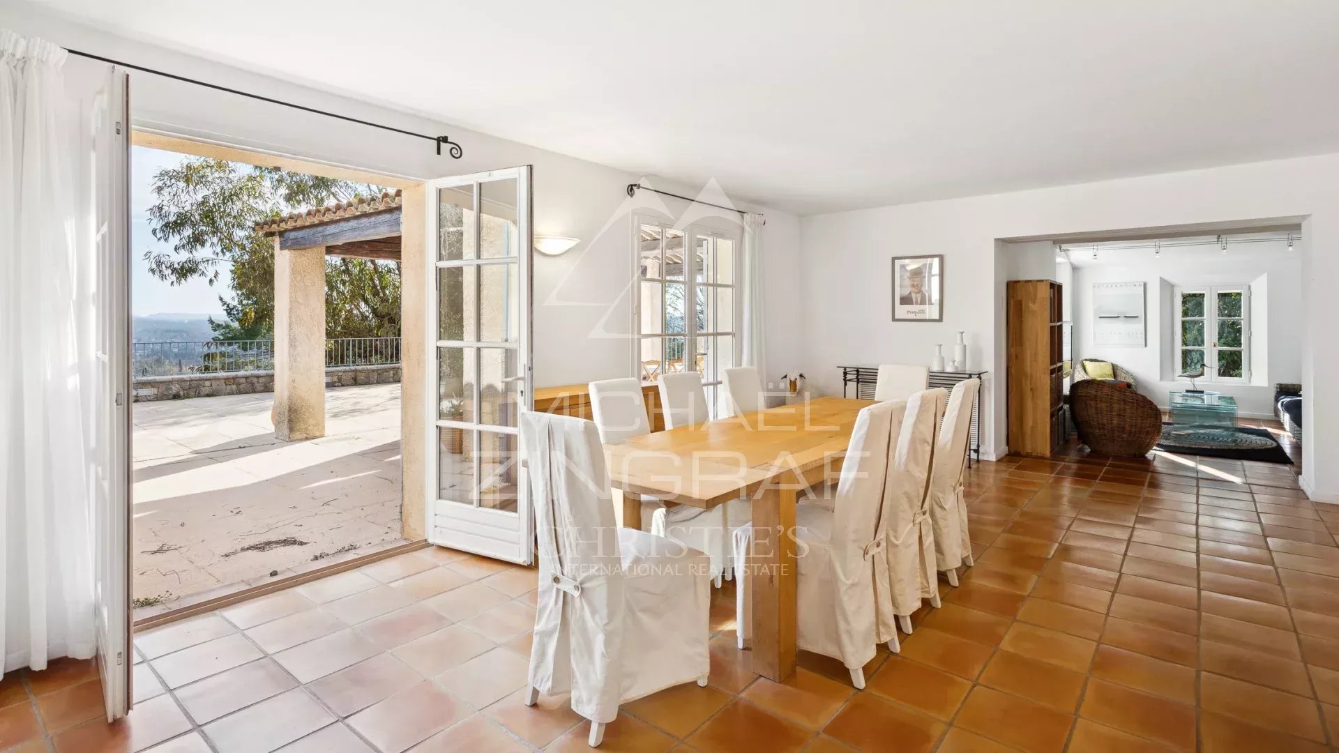 Intérieur d’une villa à Fayence Intérieur d'une villa à Fayence avec une grande table à manger et des portes-fenêtres donnant sur une terrasse.