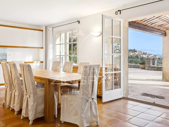 Intérieur d'une villa à Fayence avec une table à manger et accès à une terrasse ensoleillée.