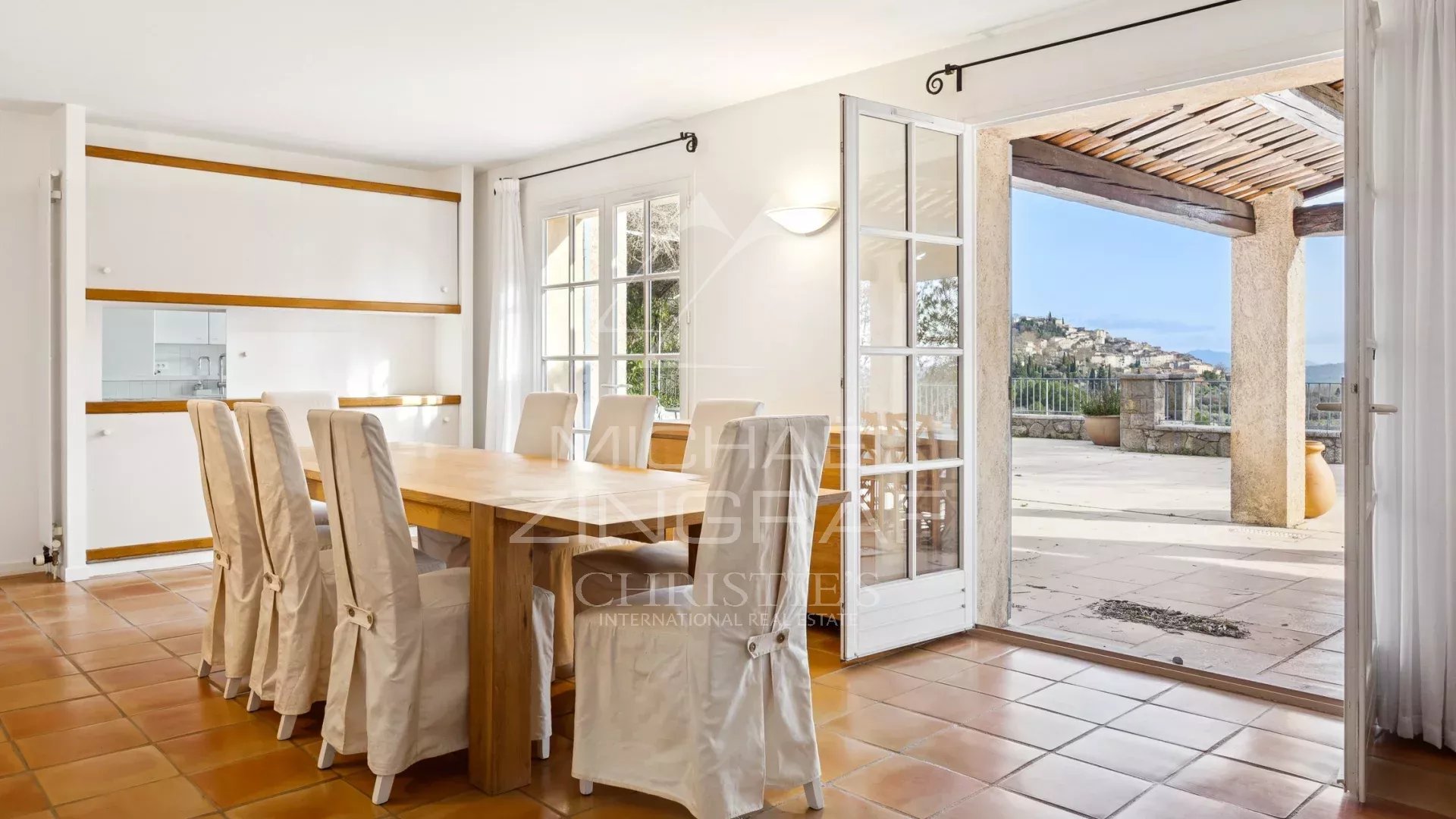 Intérieur d’une villa à Fayence Intérieur d'une villa à Fayence avec une table à manger et accès à une terrasse ensoleillée.