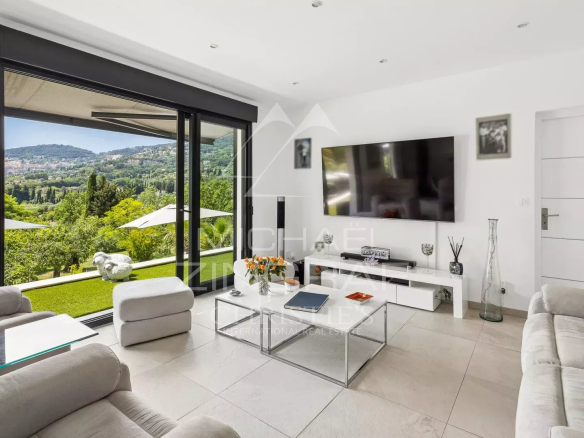 Intérieur d'une villa moderne avec vue sur la campagne à Grasse, France.