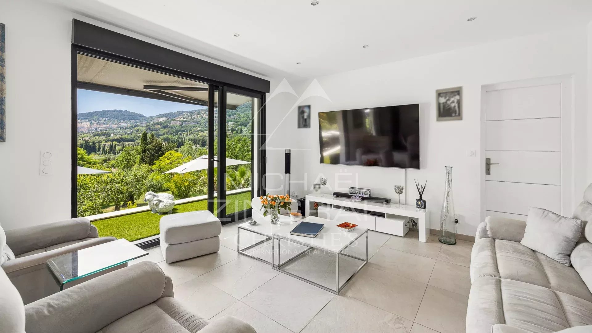 Villa moderne à Grasse Intérieur d'une villa moderne avec vue sur la campagne à Grasse, France.