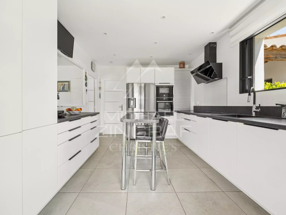 Cuisine moderne et spacieuse d'une villa provençale à Grasse.