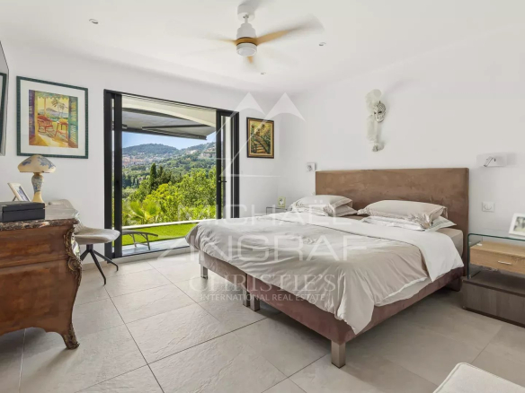 Chambre d'une villa moderne à Grasse avec vue sur la campagne.