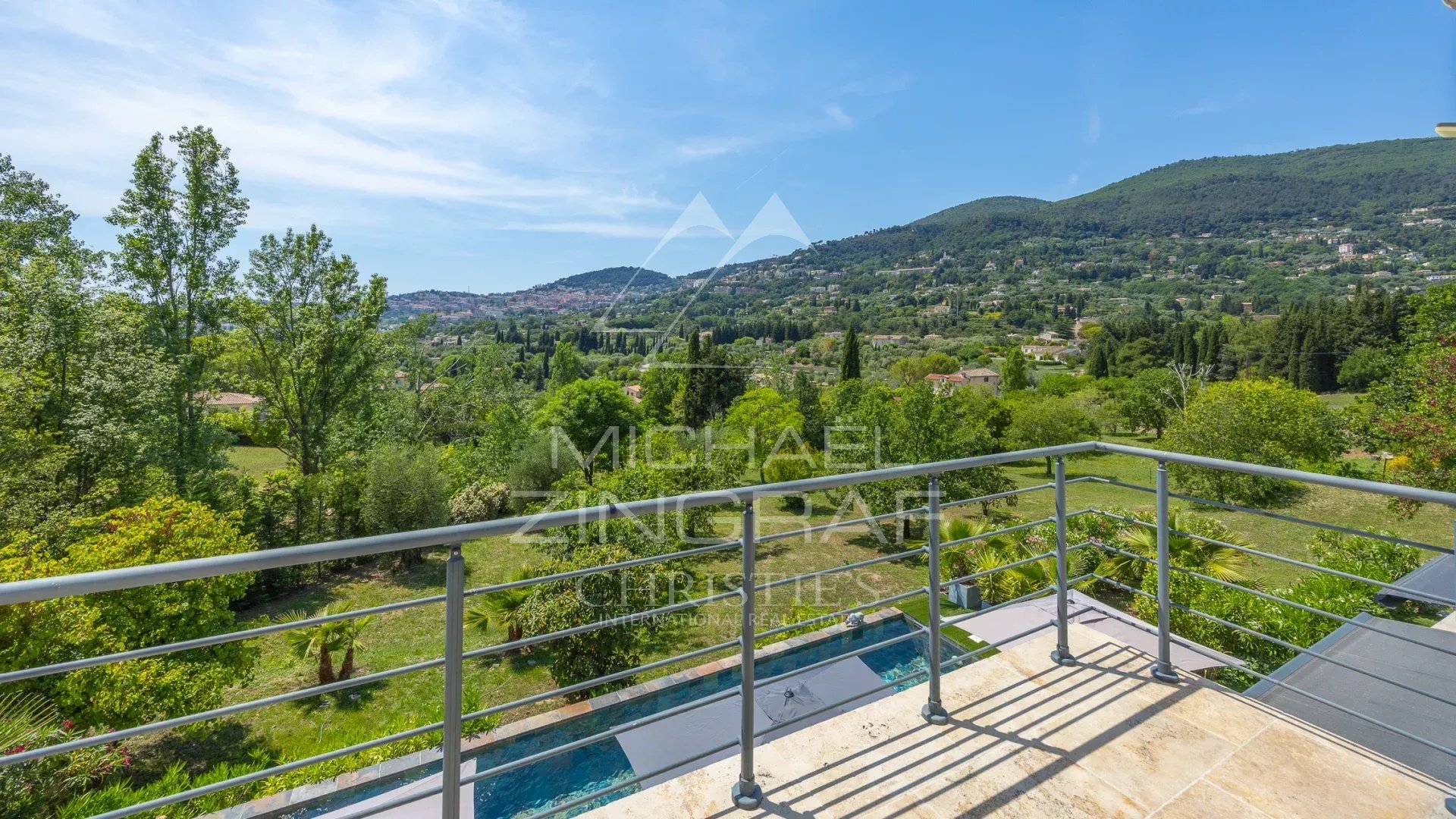 Vue panoramique depuis la villa à Grasse Vue depuis la terrasse d'une villa moderne à Grasse, avec paysage verdoyant et collines en arrière-plan.
