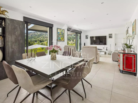 Intérieur d'une villa moderne avec salle à manger et vue sur la campagne à Grasse.