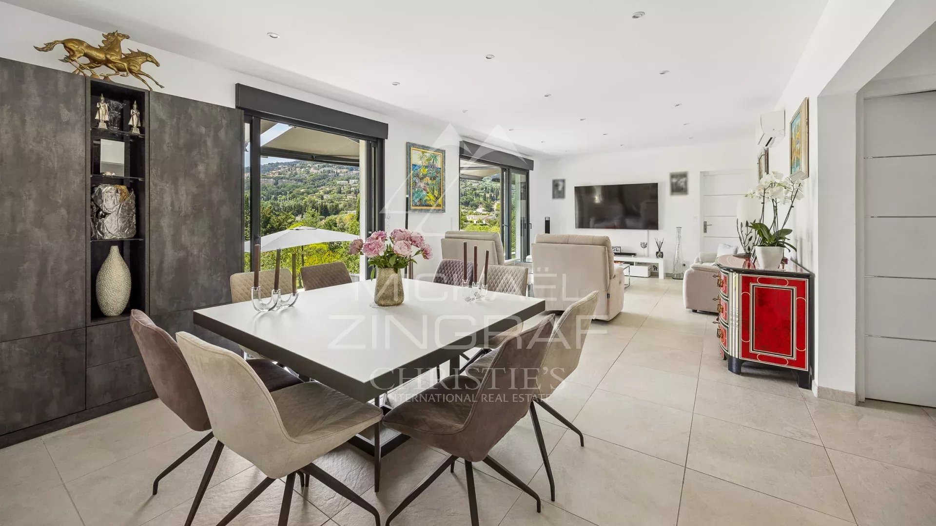 Intérieur d’une villa provençale moderne Intérieur d'une villa moderne avec salle à manger et vue sur la campagne à Grasse.