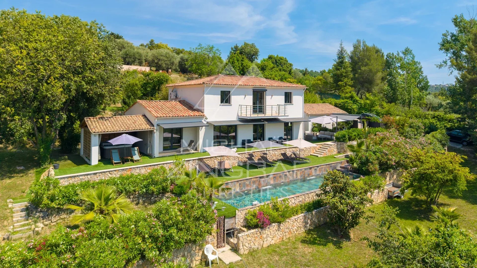 Villa provençale moderne à Grasse Villa moderne avec piscine et jardin à Grasse, vue sur la campagne