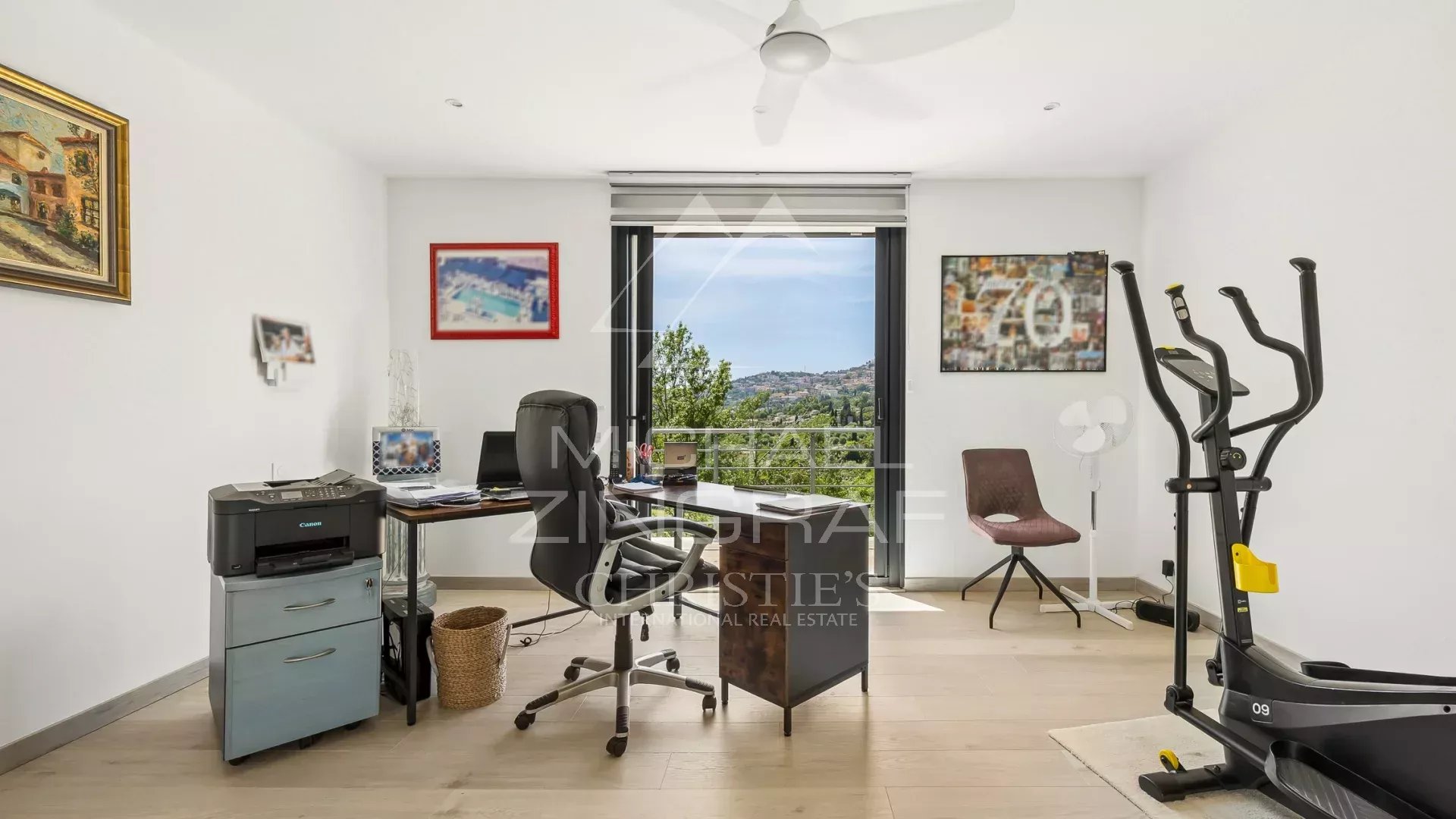 Intérieur d’une villa moderne à Grasse Intérieur d'une villa moderne à Grasse avec bureau et vue sur la campagne.