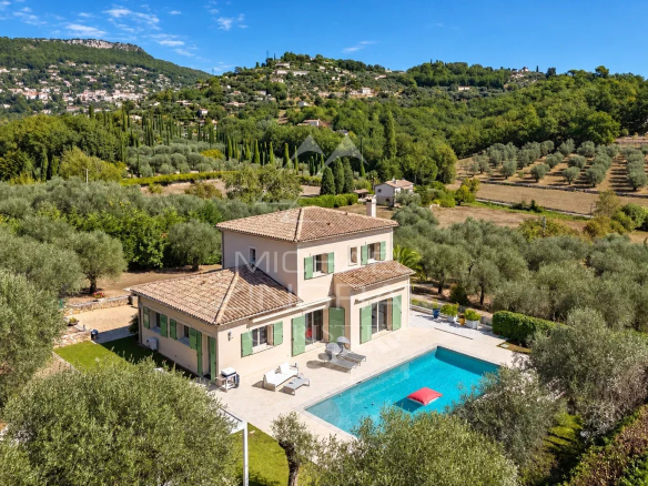 Villa moderne avec piscine entourée d'oliviers à Grasse, terrain paysager de 5000 m².