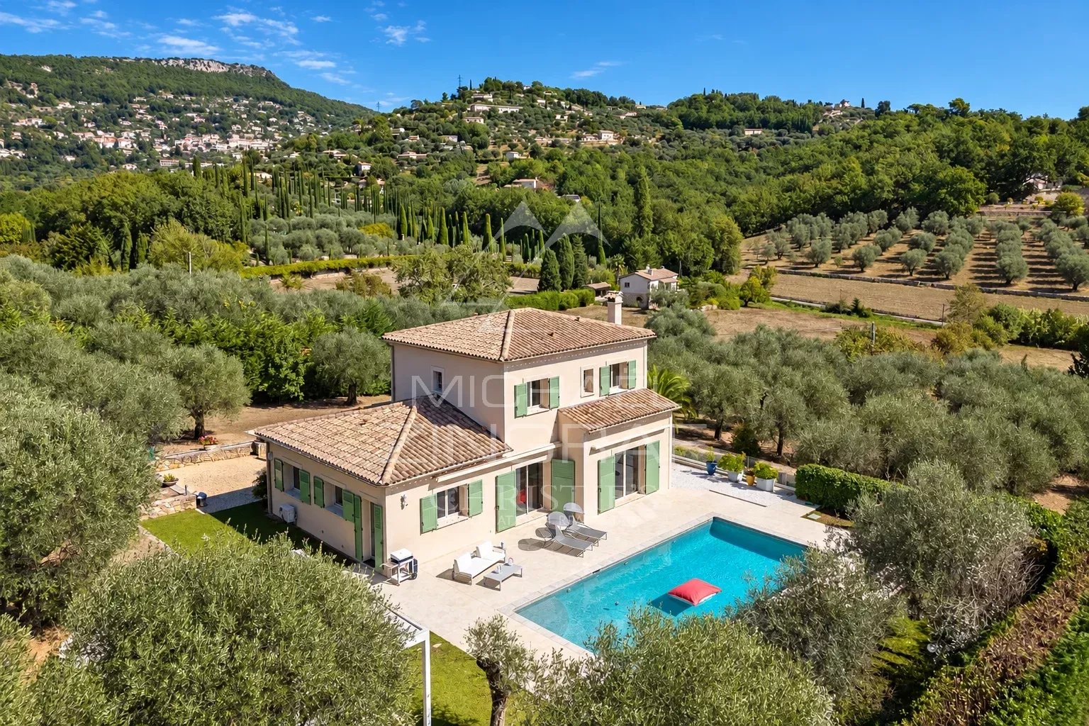 Villa avec piscine à Grasse Villa moderne avec piscine entourée d'oliviers à Grasse, terrain paysager de 5000 m².