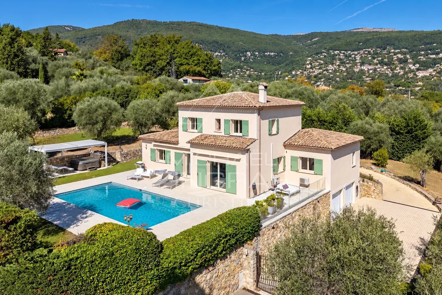 Villa avec piscine à Grasse Villa moderne avec piscine et oliveraie à Grasse, terrain de 5000 m².