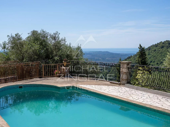Vue d'une villa provençale avec piscine et paysage environnant à Grasse.