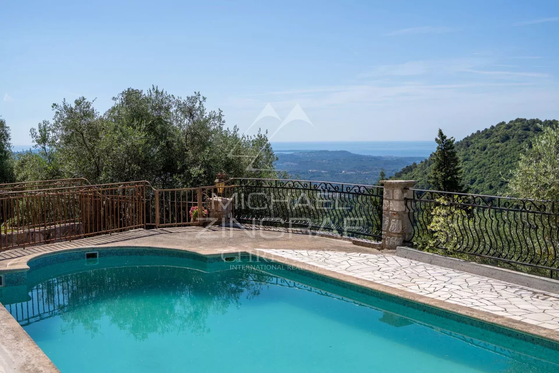 Villa provençale avec piscine à Grasse Vue d'une villa provençale avec piscine et paysage environnant à Grasse.