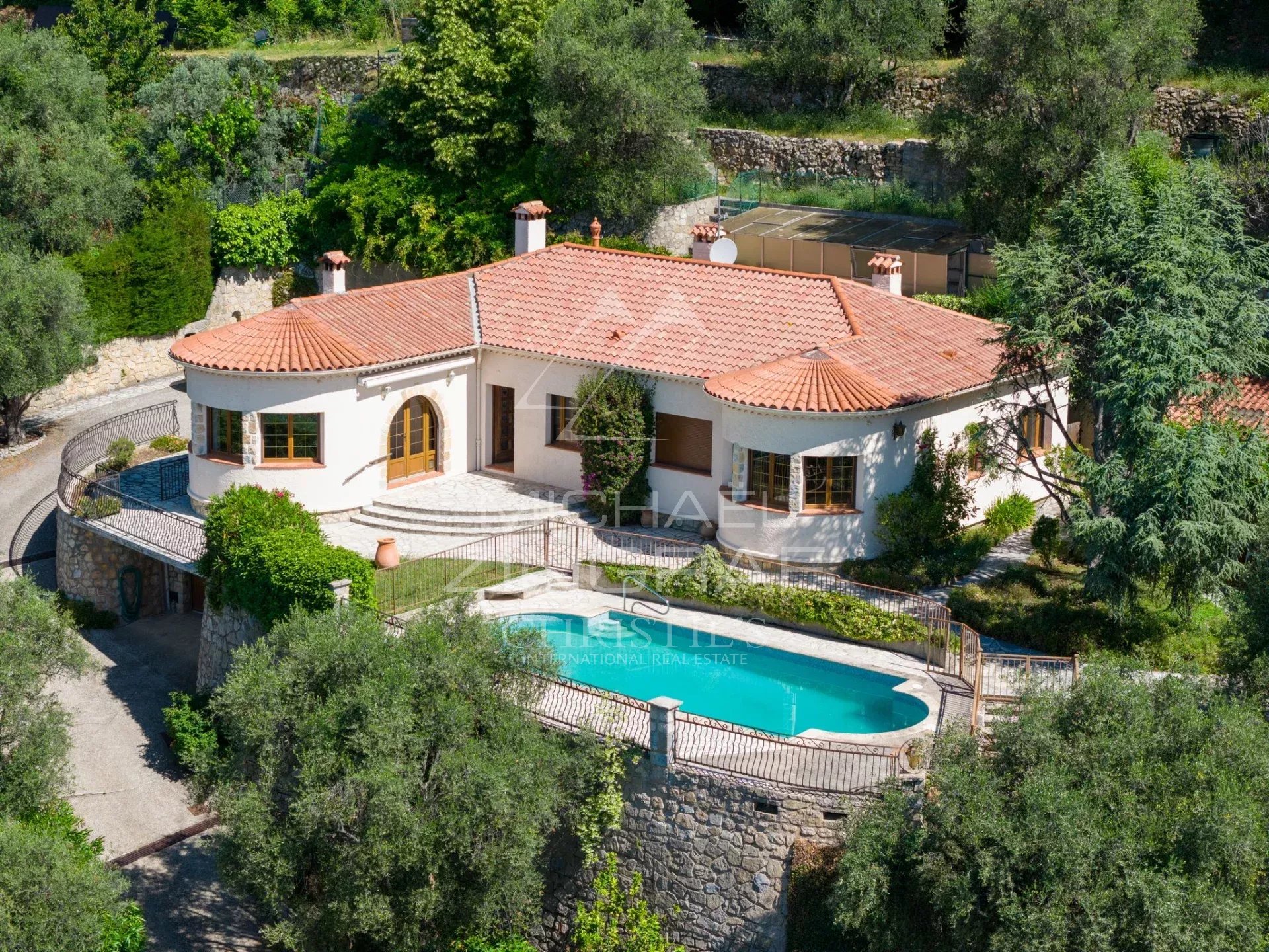 Charmante villa provençale à Grasse Villa provençale de plain-pied avec piscine, vue sur collines et mer à Grasse.