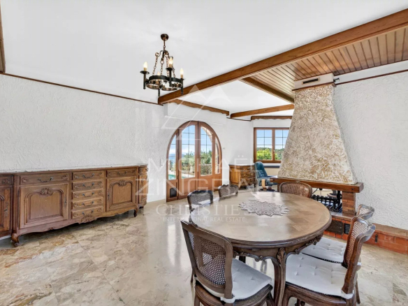 Intérieur d'une villa provençale à Grasse avec salon lumineux et salle à manger.