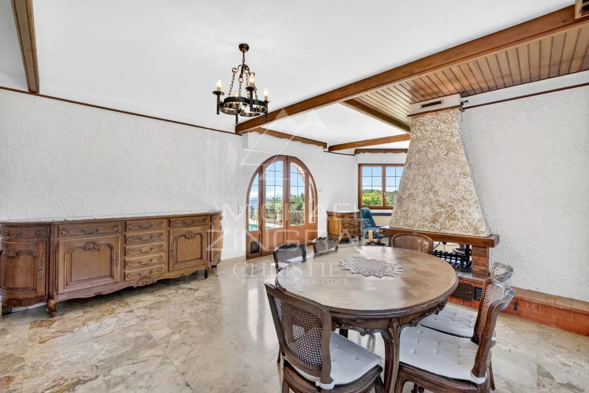 Intérieur d’une villa provençale Intérieur d'une villa provençale à Grasse avec salon lumineux et salle à manger.