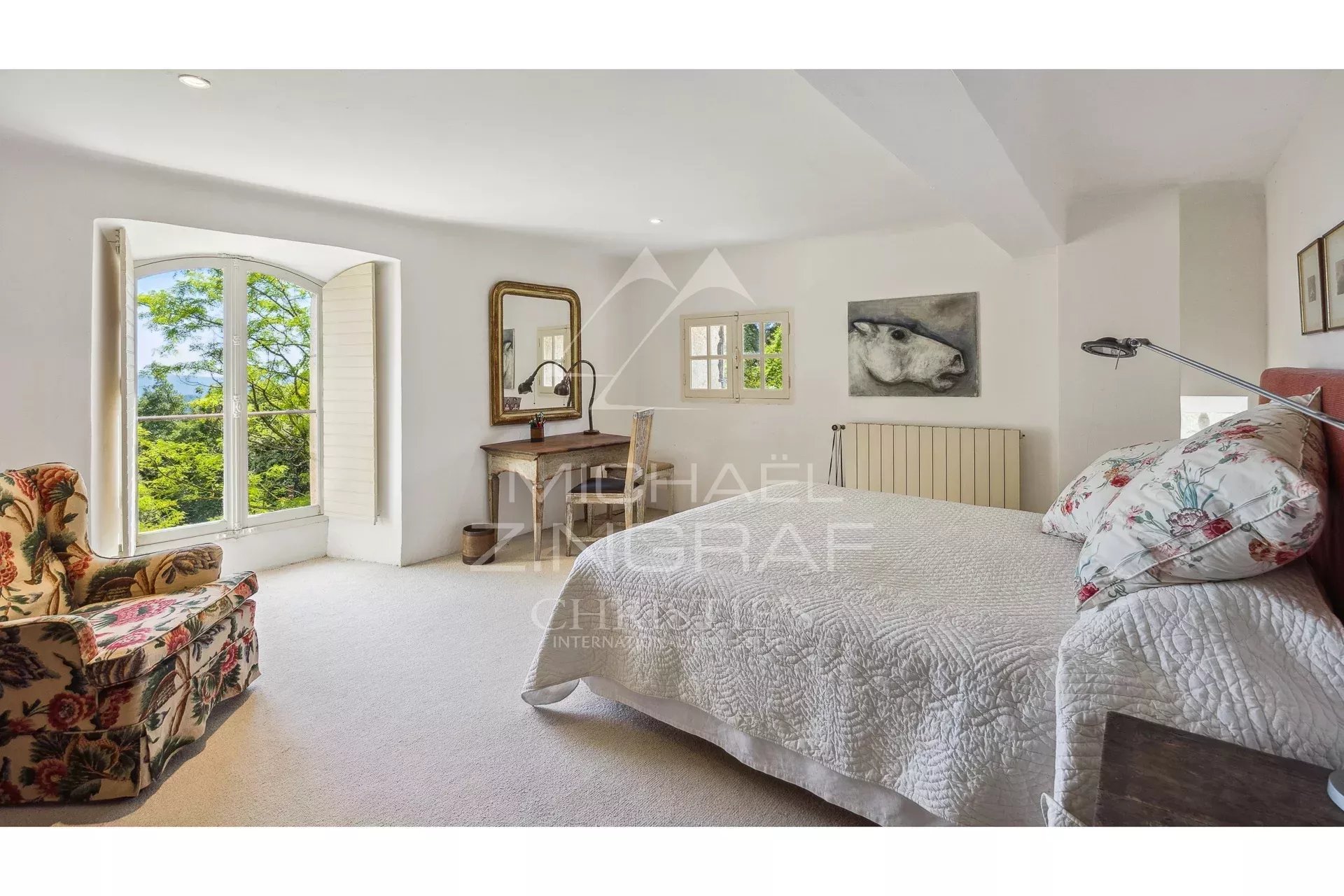Chambre avec vue panoramique Chambre lumineuse avec vue sur la nature, décorée de manière élégante.