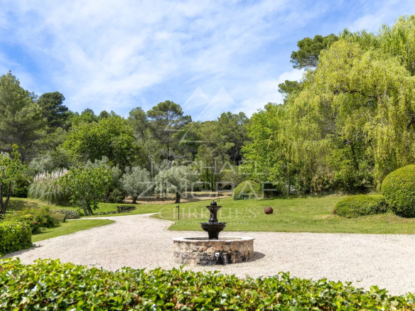 Jardin avec fontaine et verdure luxuriante dans une propriété à Fayence.