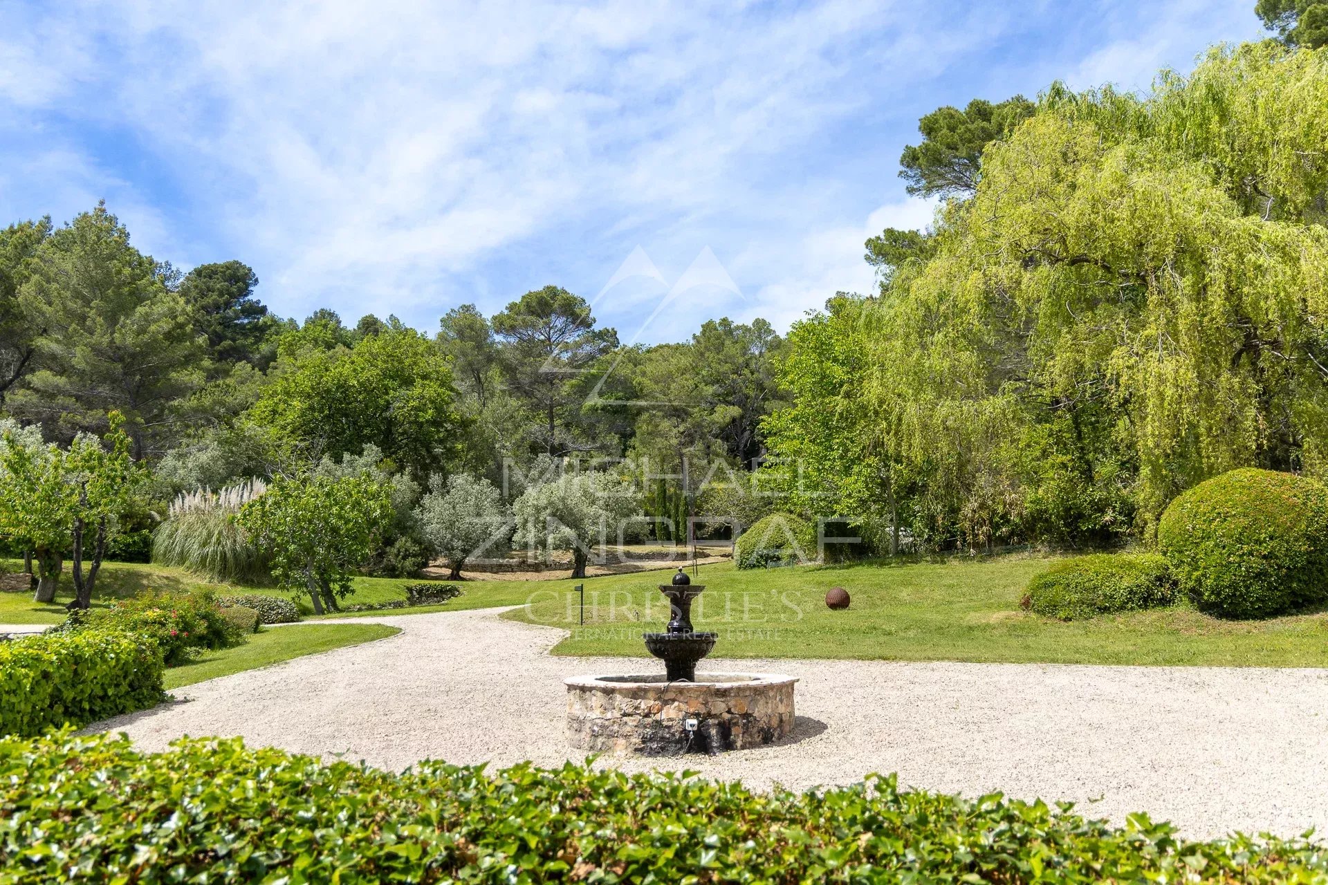 Propriété avec jardin à Fayence Jardin avec fontaine et verdure luxuriante dans une propriété à Fayence.