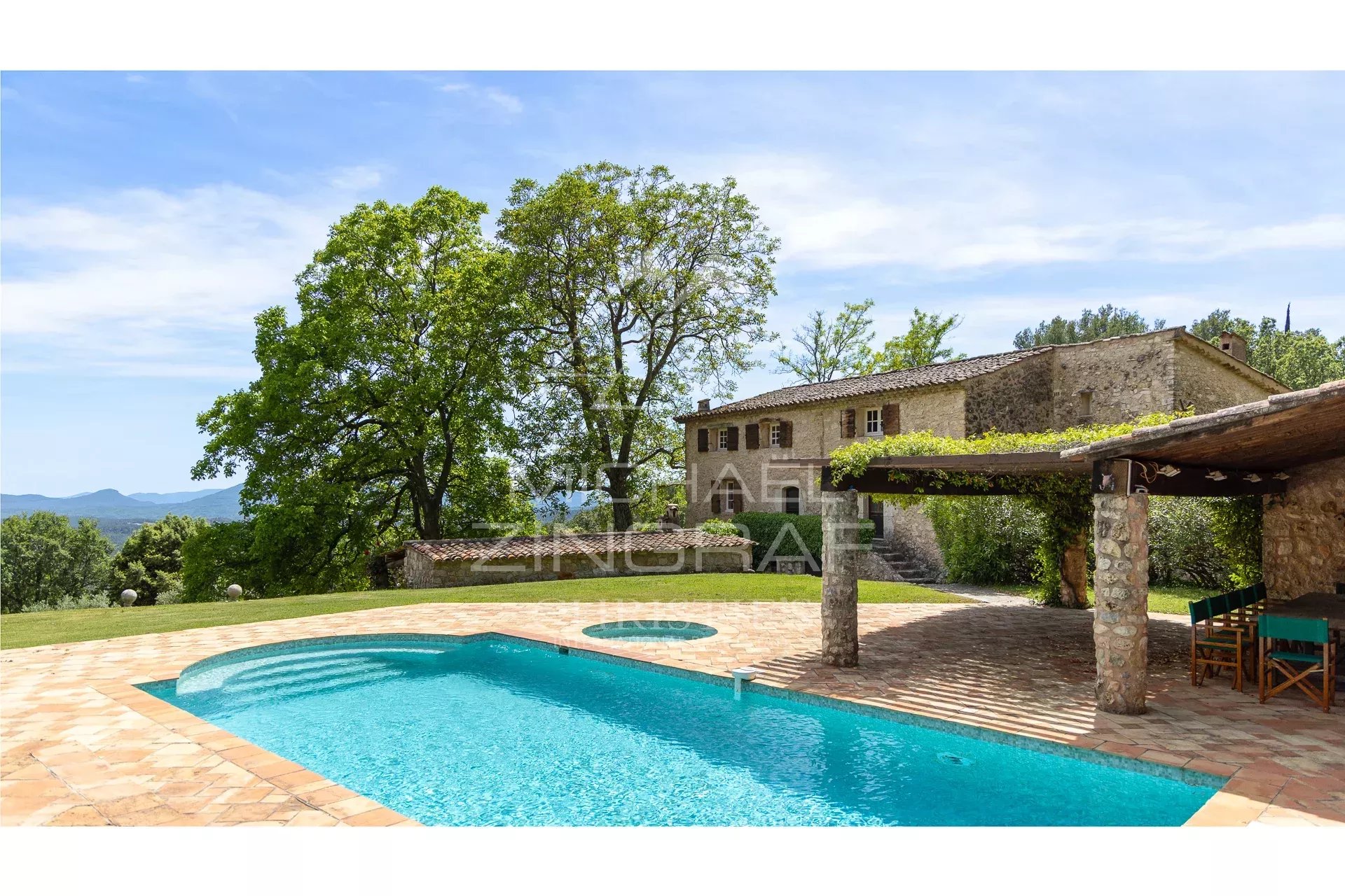 Propriété avec piscine à Fayence Vue d'une propriété avec piscine et bastide en pierre, entourée d'arbres et de nature à Fayence.