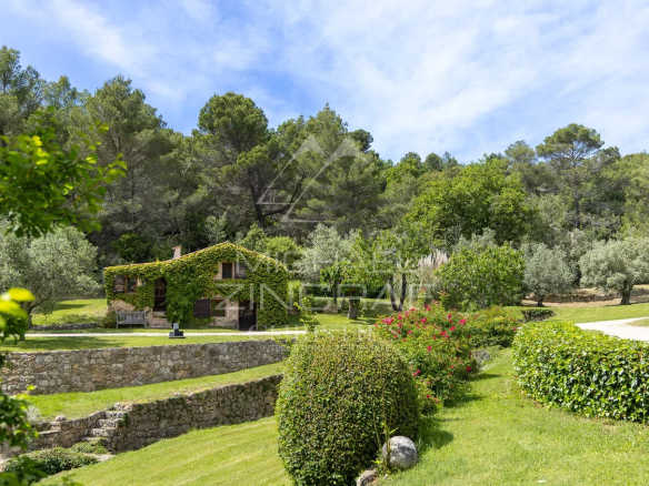 Propriété en pleine nature avec bastide en pierre et maison d'amis à Fayence.
