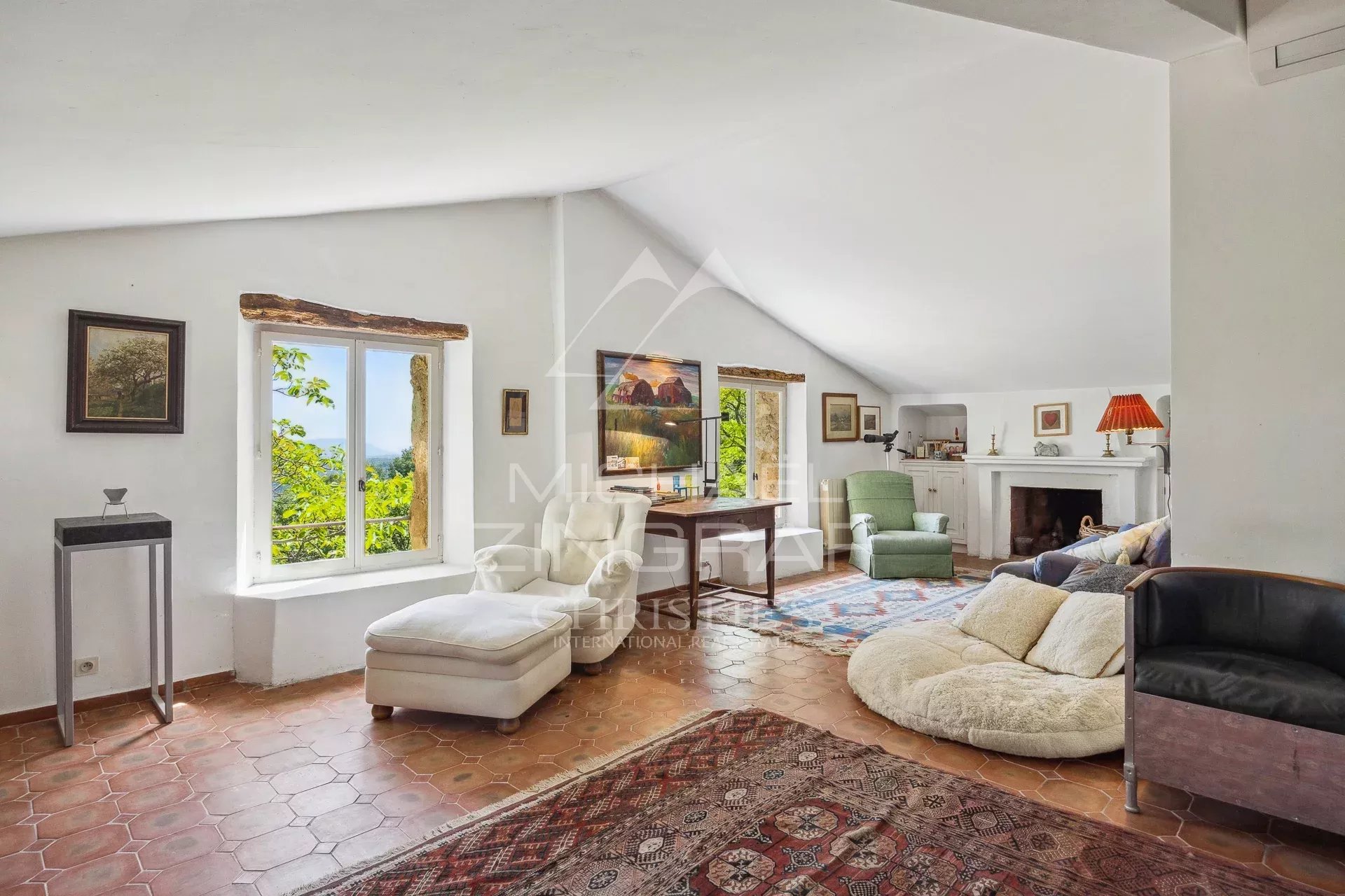 Intérieur d’une propriété à Fayence Intérieur lumineux d'une maison avec vue, décoré de meubles modernes et anciens.