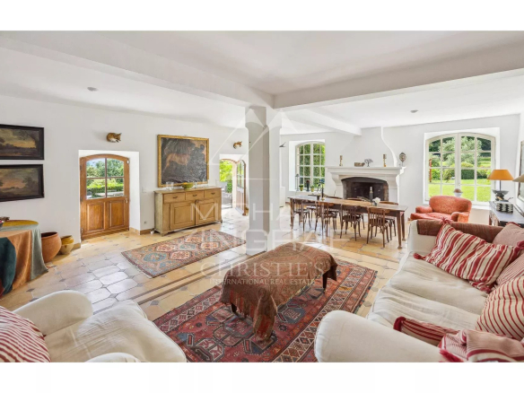 Intérieur d'une bastide en pierre avec salon lumineux et table à manger, Fayence.