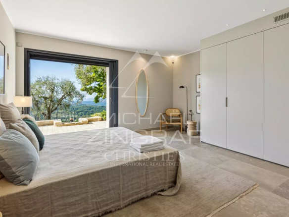 Room in a villa with sea view in Châteauneuf-Grasse