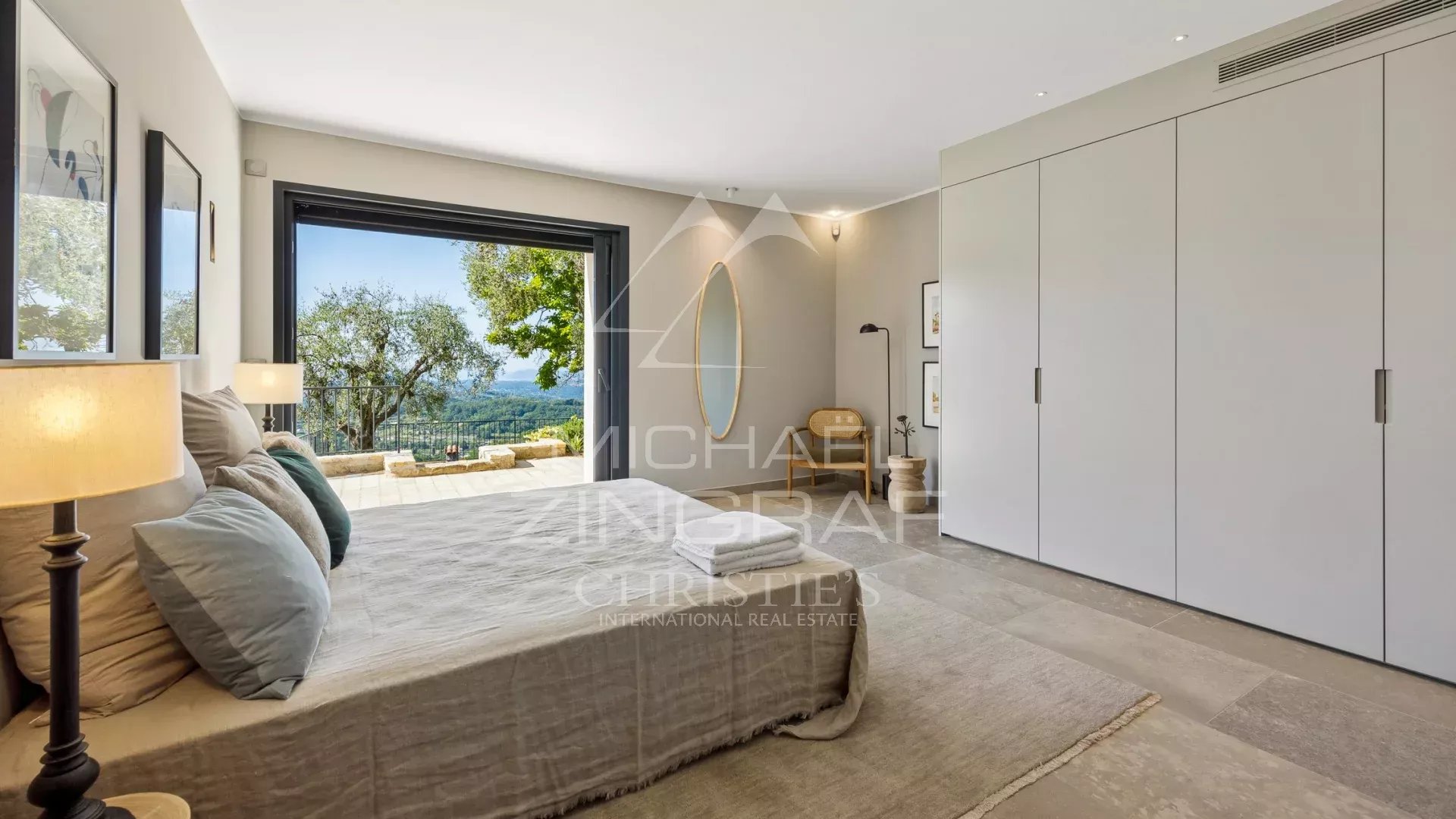 Room with panoramic view Room in a villa with sea view in Châteauneuf-Grasse