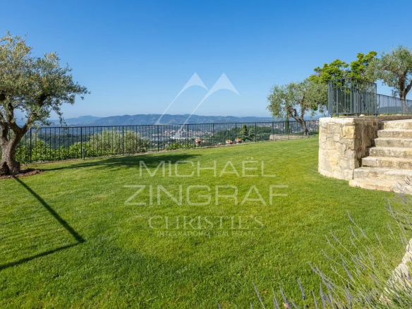 Garden with panoramic views of the sea and hills in Châteauneuf-Grasse.