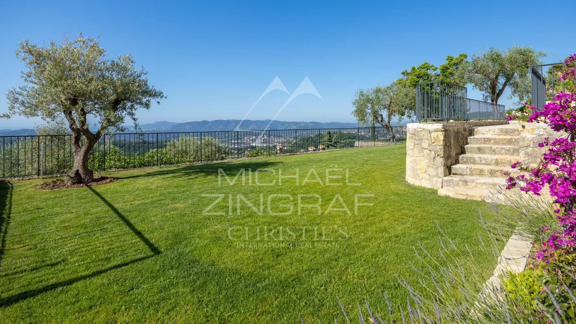 Villa with sea view in Châteauneuf-Grasse Garden with panoramic views of the sea and hills in Châteauneuf-Grasse.