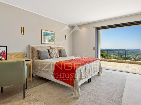 Room with sea view in Châteauneuf-Grasse, modern and bright decor.