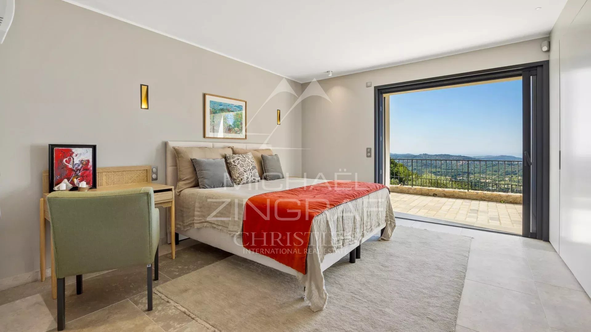 Room with panoramic view Room with sea view in Châteauneuf-Grasse, modern and bright decor.