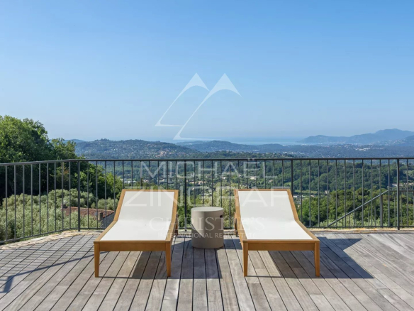 Terrace with sun loungers and panoramic views of the sea and hills in Châteauneuf-Grasse.
