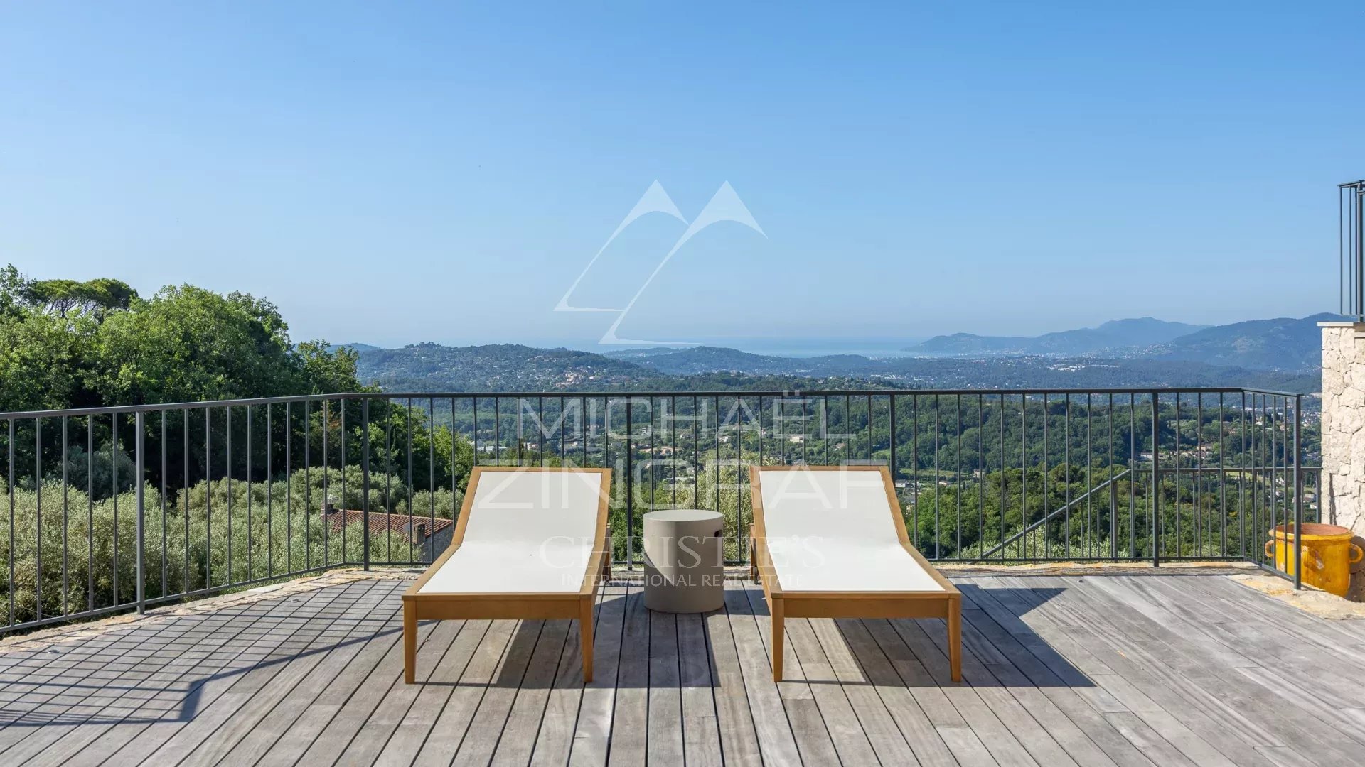 Villa with sea view in Châteauneuf-Grasse Terrace with sun loungers and panoramic views of the sea and hills in Châteauneuf-Grasse.