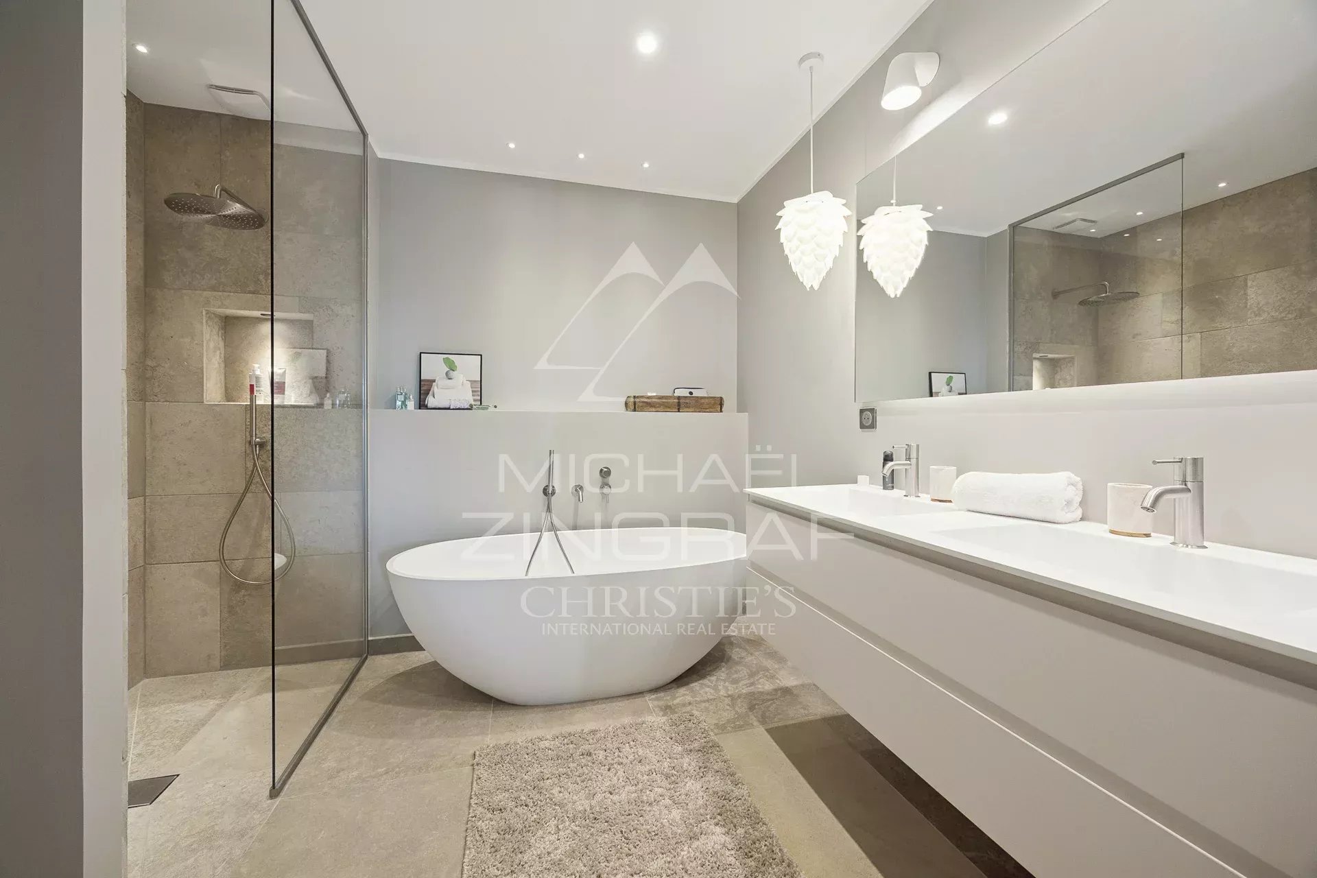 Elegant bathroom Modern bathroom with bathtub and shower, decorated in neutral tones.