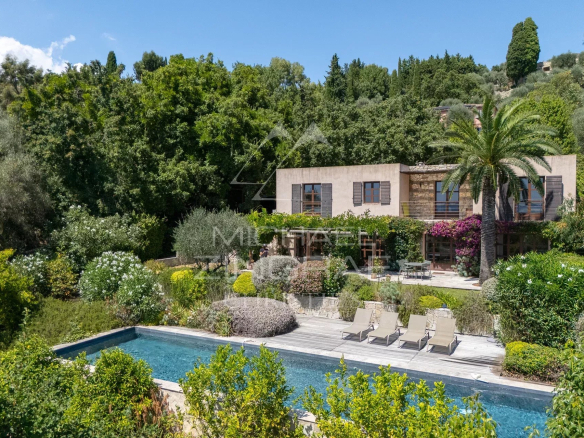 Mediterranean villa with swimming pool surrounded by greenery in Châteauneuf-Grasse.