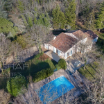 Villa avec piscine et  parc arboré