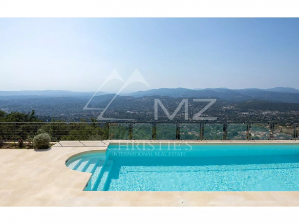 Villa au style épuré sur les balcons de la Riviera