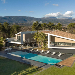 Sumptuous contemporary villa of 500 m² nestled in a green setting
